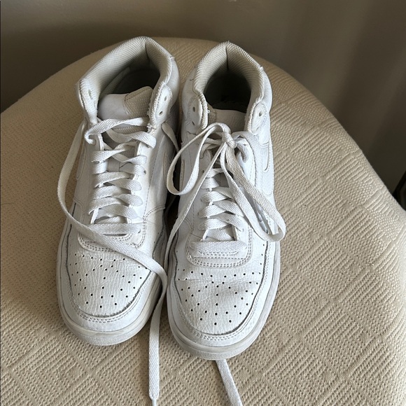 Nike Men’s White Classic Sneakers - Picture 7 of 10